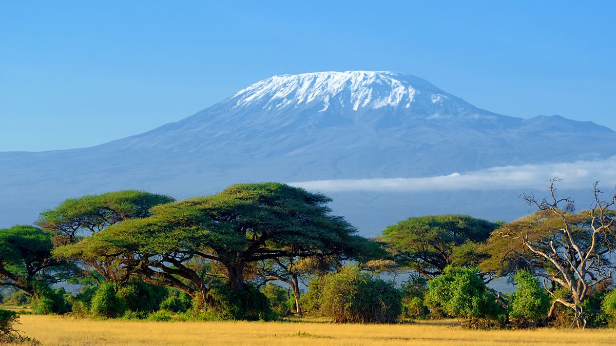 Polák zdolal nejvyšší horu Afriky Kilimandžáro při žonglování s lahvemi